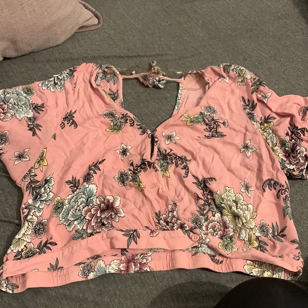 Xl crop top but good for medium with big chest or a large